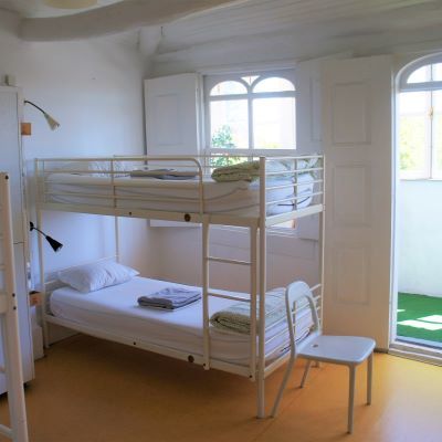 White - Dormitorio misto de 8 camas con baño compartido
